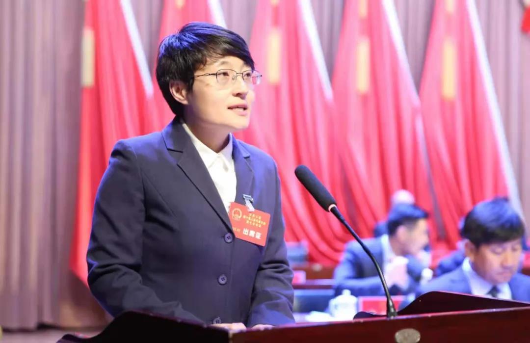 新当选的大武口区人民政府区长汤瑞作表态发言